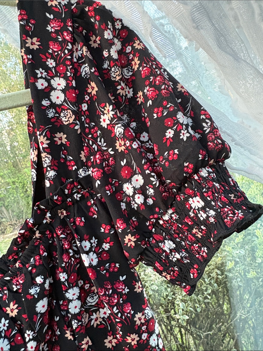 Floral Puff-Sleeve Tiered Mini Dress in Black and Red - Picture 3 of 6